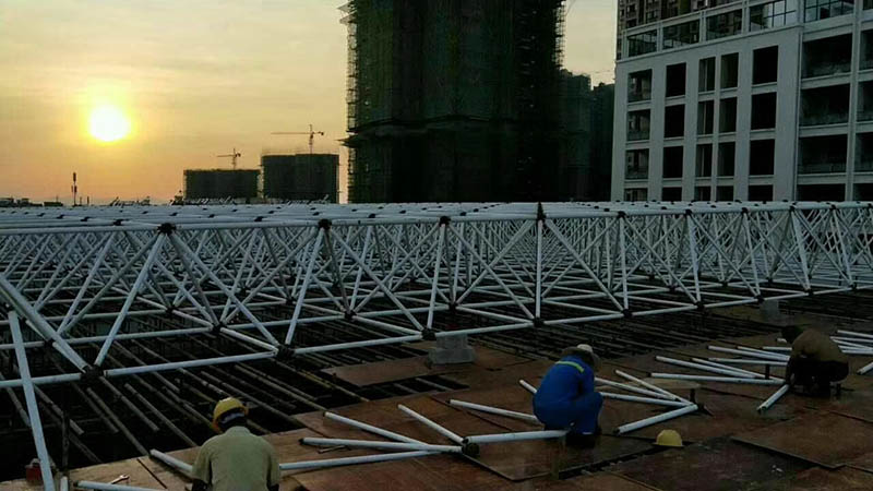 米泉螺栓球网架安装现场